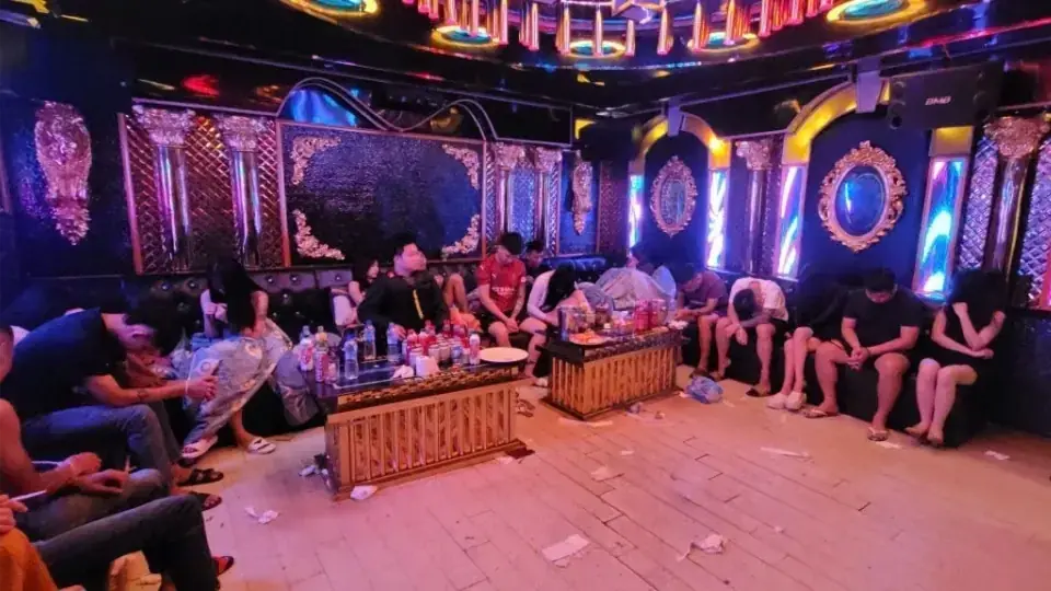 Hơn 300 cảnh sát đột kích 3 quán karaoke, bắt 85 người